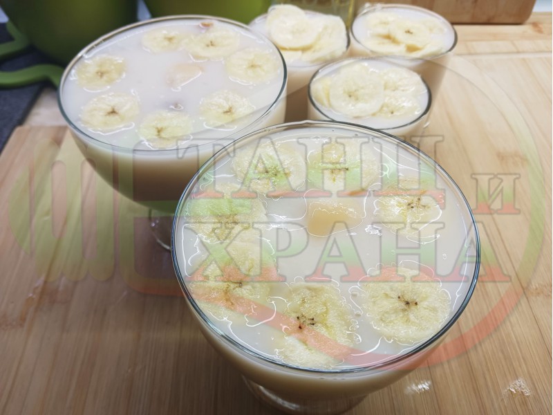 Български млечен полутечен кремообразен десерт 