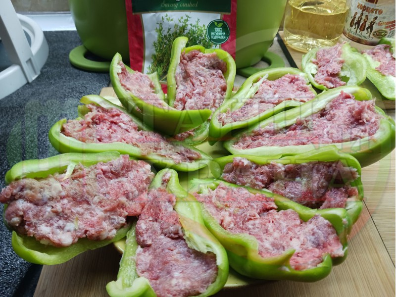 Пълнени пресни зелени чушки с кайма - смес без овкусяване в ориз с краставици, моркови, лютеница и кромид лук