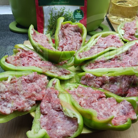 Пълнени пресни зелени чушки с кайма - смес без овкусяване в ориз с краставици, моркови, лютеница и кромид лук