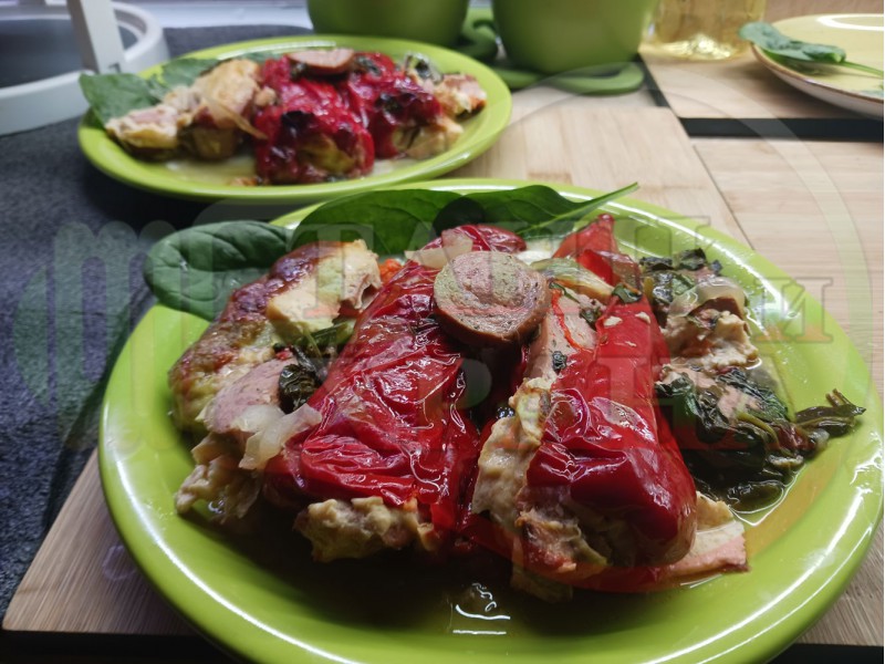 Пълнени червени пресни чушки 