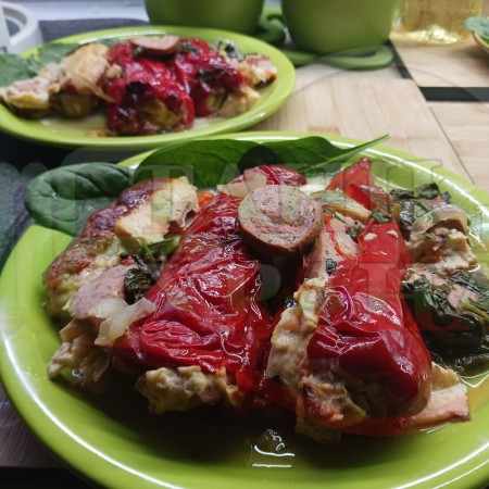 Пълнени червени пресни чушки 
