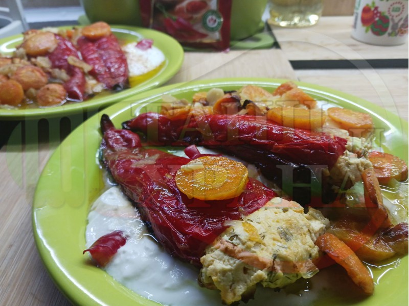 Пълнени червени пресни чушки 