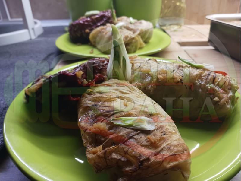 Пълнени червени чушки (сушени) и сарми от кисело зеле 
