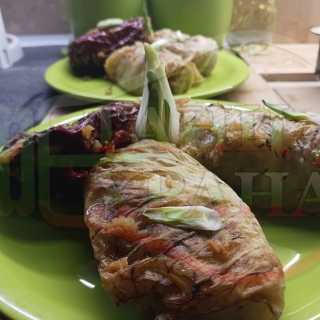 Пълнени червени чушки (сушени) и сарми от кисело зеле 