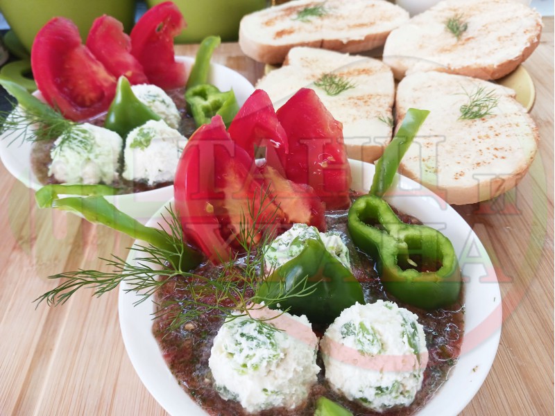 Българска доматена студена сурова супа 