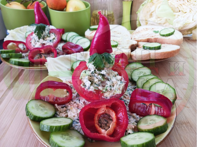 Българска сурова салата с пълнени домати 