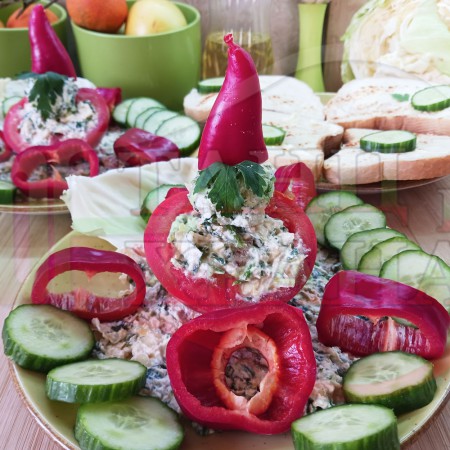 Българска сурова салата с пълнени домати 