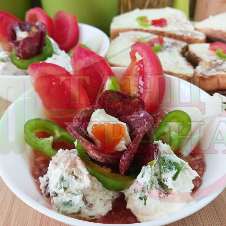 Българска доматена студена сурова супа 