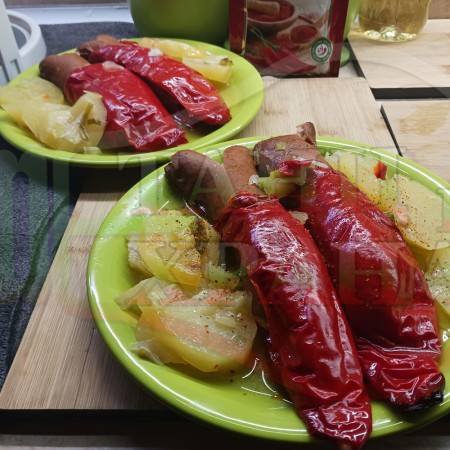 Пълнени червени пресни чушки 