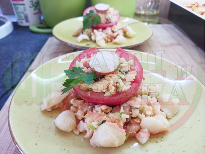 Българска сурова салата с пълнени домати 