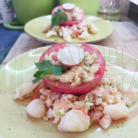 Българска сурова салата с пълнени домати 