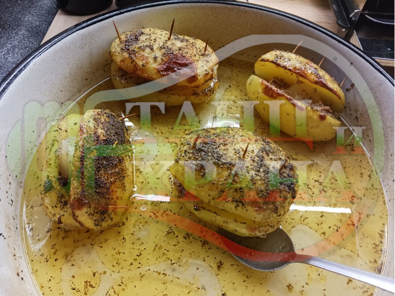 Картофи пълнени с чесън и орехи запечени на фурна с ронена чубрица, червен сладък пипер и краве масло