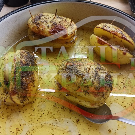 Картофи пълнени с чесън и орехи запечени на фурна с ронена чубрица, червен сладък пипер и краве масло