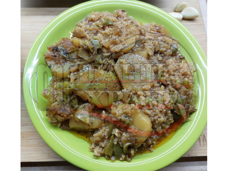 Ориз с картофи, ронена чубрица, кромид лук и червен сладък пипер на фурна, подходящ за постещи хора