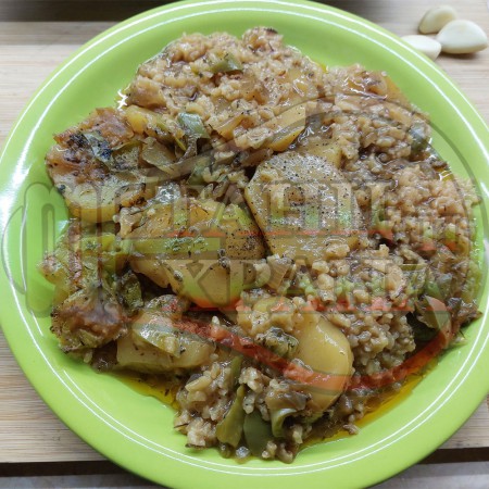 Ориз с картофи, ронена чубрица, кромид лук и червен сладък пипер на фурна, подходящ за постещи хора