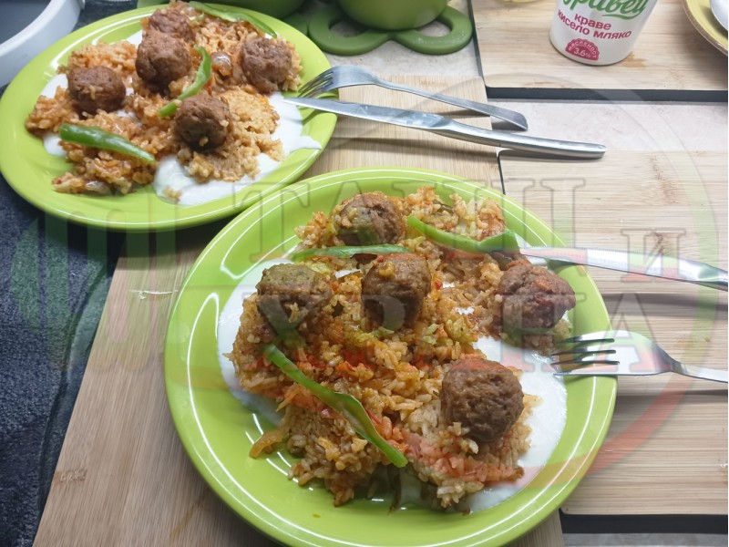 Ориз с мини кюфтенца от кайма 