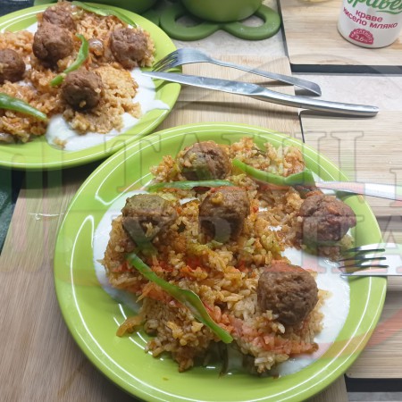 Ориз с мини кюфтенца от кайма 