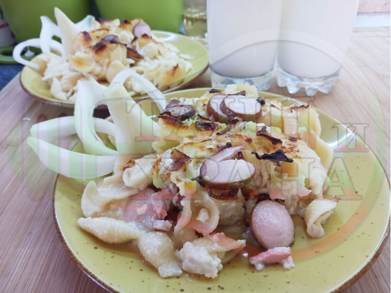 Български макарони с кренвирши 