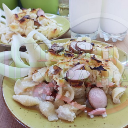 Български макарони с кренвирши 