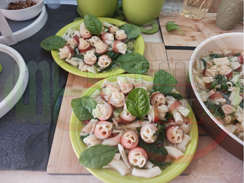 Спаначени български макарони със стафиди 