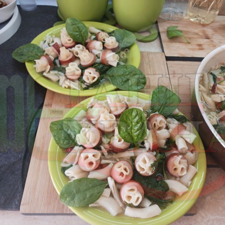 Спаначени български макарони със стафиди 
