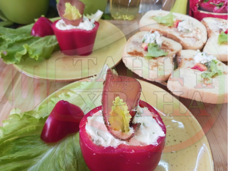 Зеленчукова салата със сурови пълнени чушки