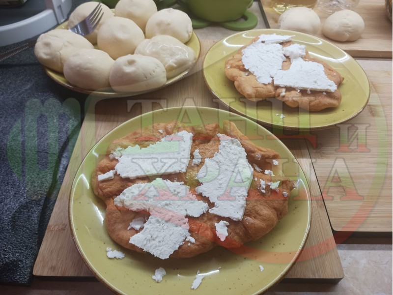 Хрупкави мекици замесени с прясно мляко запържени на фурна с плънка от краве бяло сирене и краве масло