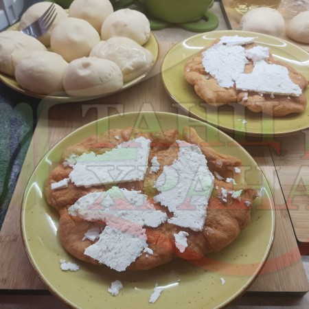 Хрупкави мекици замесени с прясно мляко запържени на фурна с плънка от краве бяло сирене и краве масло