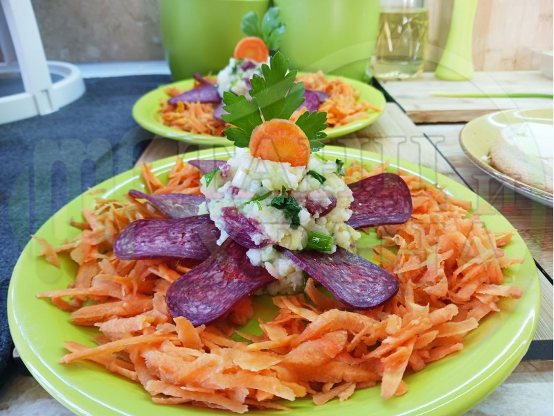 Оризовоморковена салата с луканка 