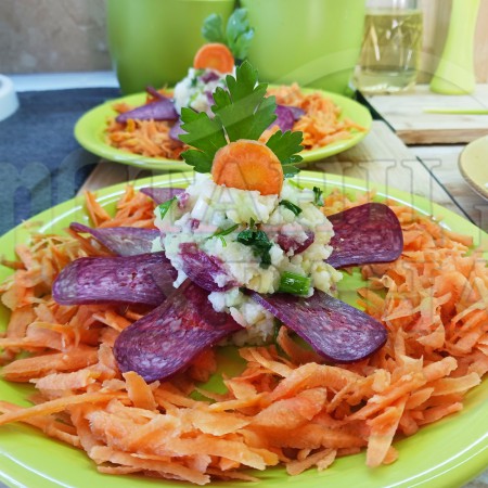 Оризовоморковена салата с луканка 