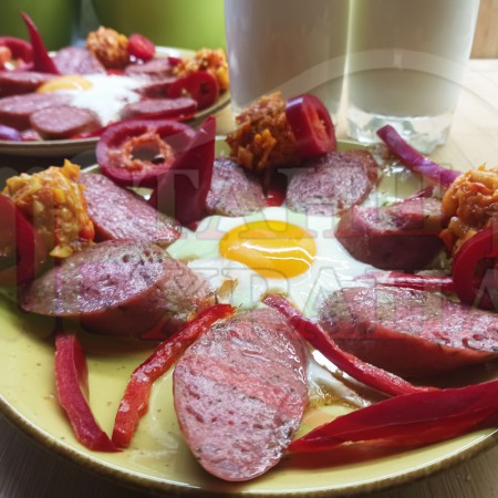 Българска закуска с яйца на очи 