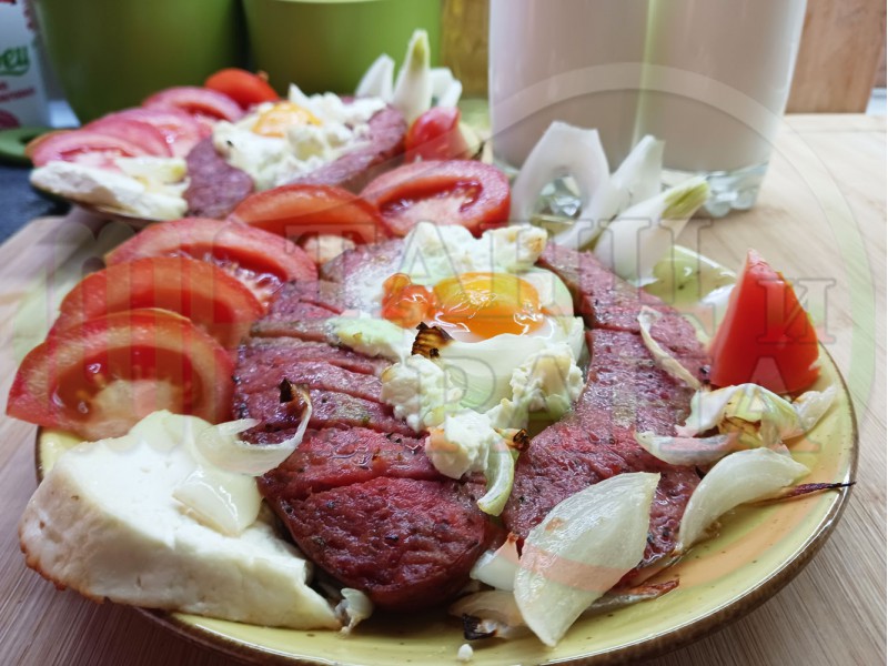 Българска закуска с яйца на очи 