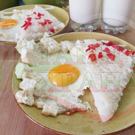 Български ориз с яйца на очи 