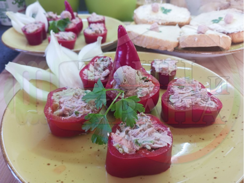 Българска пастетна зеленчукова салата със сурови пълнени чушки 