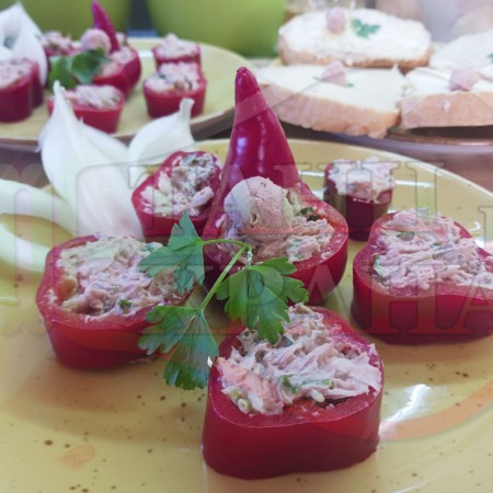 Българска пастетна зеленчукова салата със сурови пълнени чушки 