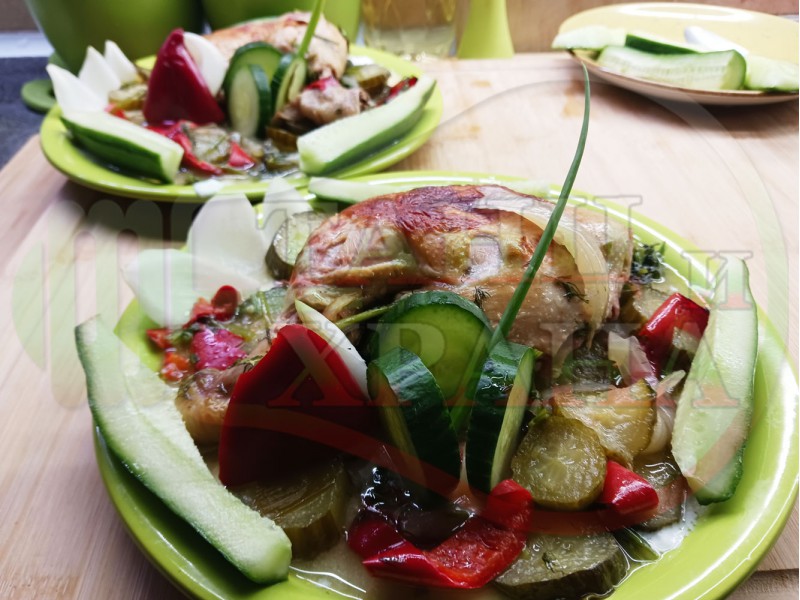 Българска яхния с пилешки бутчета 