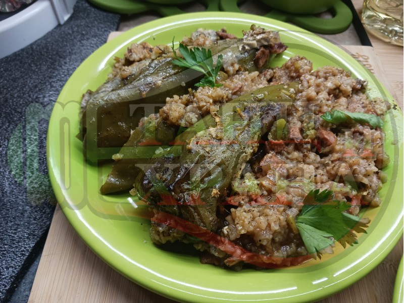 Пълнени зелени пресни чушки 