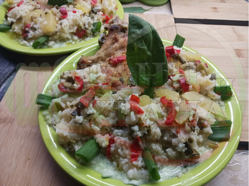 Свински пържоли с ориз и картофи 