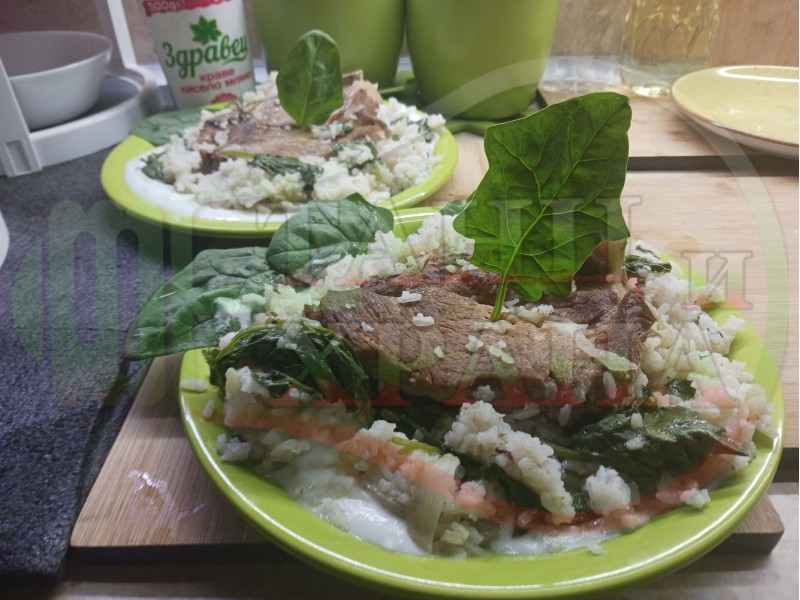 Свински пържоли с ориз и спанак 