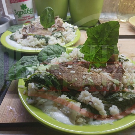 Свински пържоли с ориз и спанак 