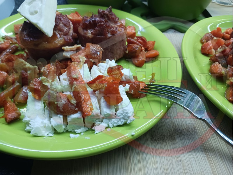 Запечен салам с моркови, пълнен с парченце морков и плънка от салам, кашкавал и яйце, гарниран със сирене и топено сирене
