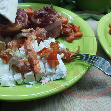 Запечен салам с моркови, пълнен с парченце морков и плънка от салам, кашкавал и яйце, гарниран със сирене и топено сирене