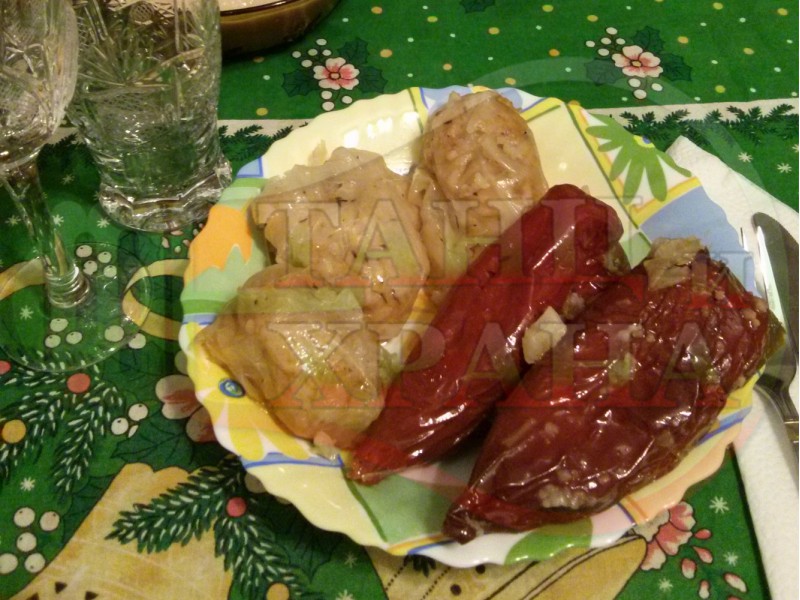 Майчините постни сушени червени чушки и сарми 
