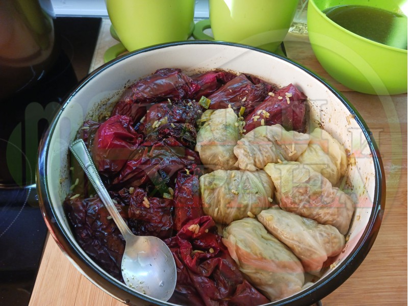 Пълнени червени чушки (сушени) и сарми от кисело зеле с плънка от ориз и три вида лук за Бъдни вечер 2023 година подходящи за постещи хора