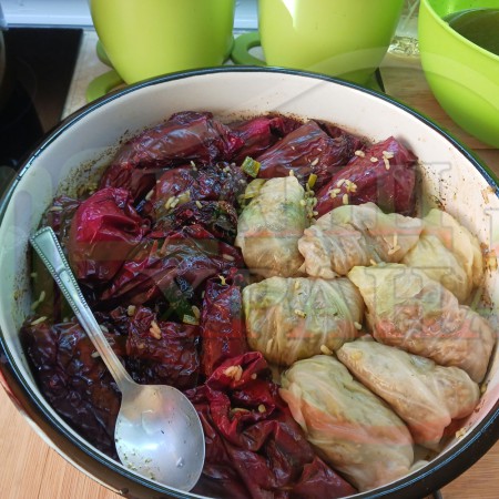 Пълнени червени чушки (сушени) и сарми от кисело зеле с плънка от ориз и три вида лук за Бъдни вечер 2023 година подходящи за постещи хора
