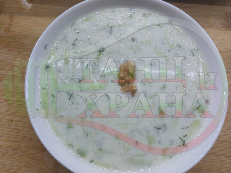 Таратор (студена българска супа) приготвена с пресни краставици, свеж копър, сурови орехи, стар чесън и кисело мляко от България