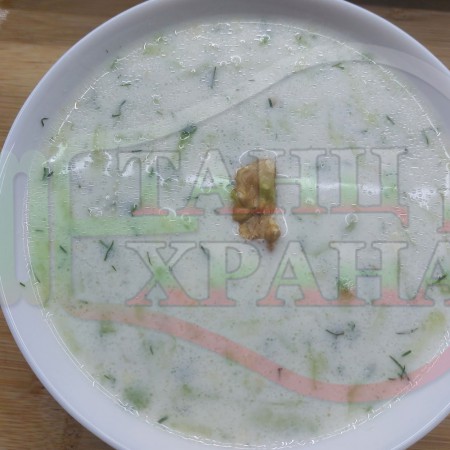 Таратор (студена българска супа) приготвена с пресни краставици, свеж копър, сурови орехи, стар чесън и кисело мляко от България