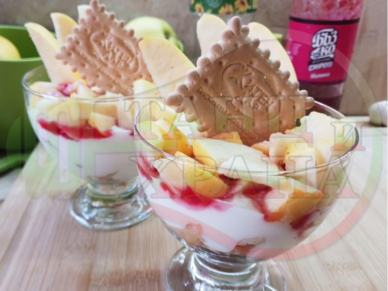 Бисквитен плодов млечен десерт 