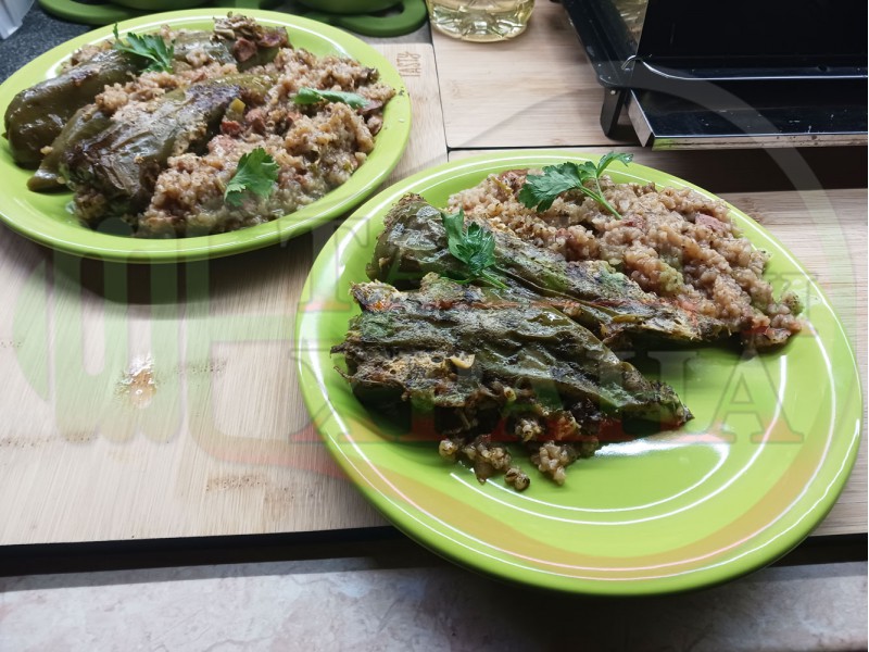 Пълнени зелени пресни чушки 